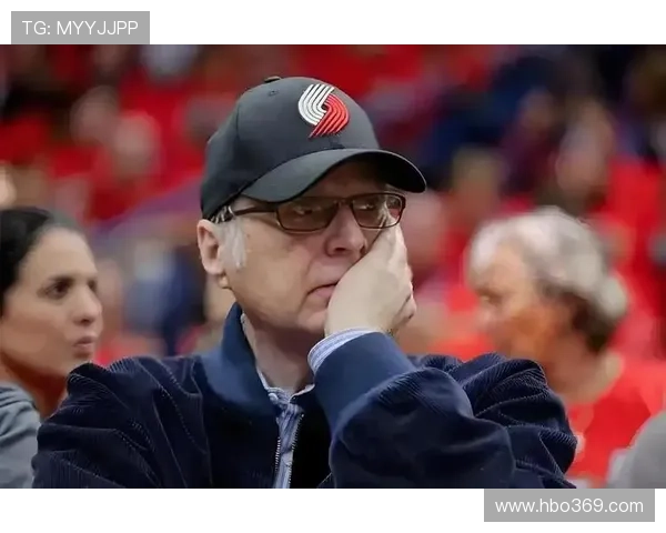 全员集结开拓者发布球队签名明信片利拉德与杨瀚森亲笔签名亮相